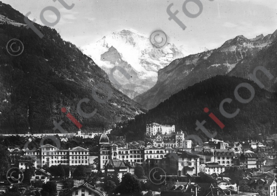 Interlaken mit Jungfrau | Interlaken Jungfrau summit - Foto foticon-simon-023-013-sw.jpg | foticon.de - Bilddatenbank für Motive aus Geschichte und Kultur